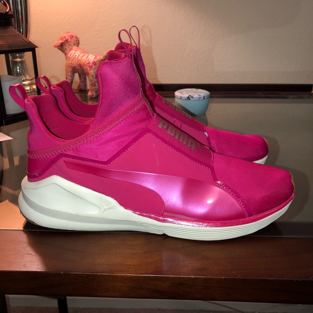 Pink laceless Pumas
